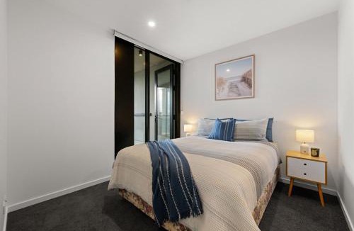Phillip Apartment | Stylish 1-Bedroom Gem a 6-Minute Walk to Westfield with Parking