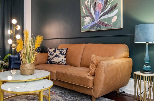 West Perth Apartment | Stylish 1BR APT in West Perth with Parking!