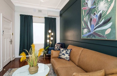 West Perth Apartment | Stylish 1BR APT in West Perth with Parking!