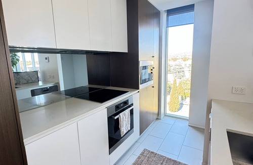 Barton Apartment | Stylish 1BR Spacious Penthouse, Self Check-in, 5 min walk to parliament.
