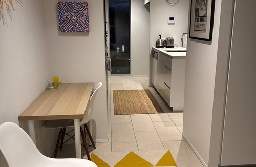 Barton Apartment | Stylish 1BR Spacious Penthouse, Self Check-in, 5 min walk to parliament.