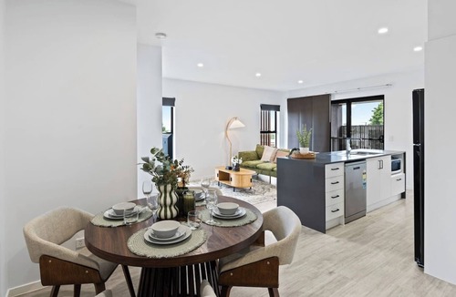 Upper Mount Gravatt Apartment | Stylish 2BR Near Garden City & Sunnybank Food Hub