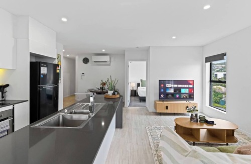 Upper Mount Gravatt Apartment | Stylish 2BR Near Garden City & Sunnybank Food Hub
