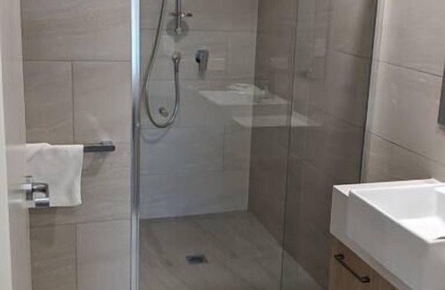 Windsor Apartment | Stylish 2bedroom top level apartment