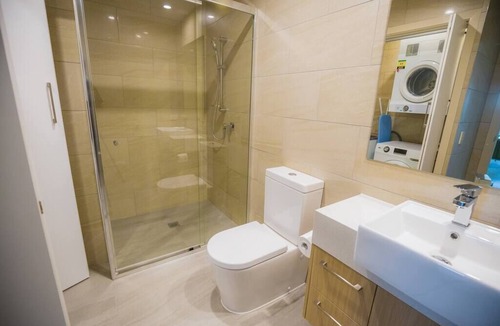 Windsor Apartment | Stylish 2bedroom top level apartment