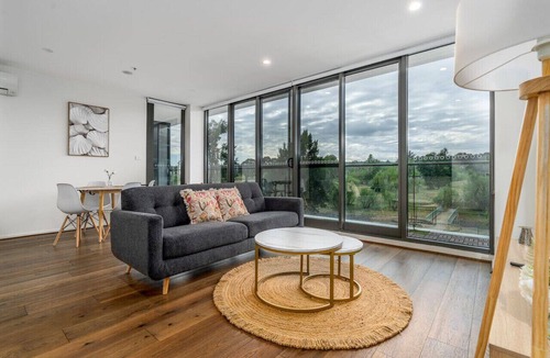 Phillip Apartment | Stylish 2BR Apt | 5 mins to Canberra Hospital!