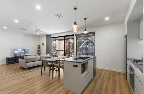 Everard Park Apartment | Stylish 3-Bed Townhouse Near City Fringe