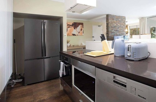 Paddington Apartment | Stylish 3BD Paddington Haven with Pool, Gym and Pet-Friendly Stay