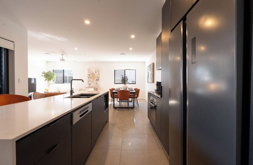 Mount Gravatt East Apartment | Stylish 3BR Top-Floor Apartment | Views, 2-Car Parking & EV-Friendly