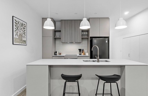 Bowden House | Stylish 3BR Townhouse | Walk to CBD | Free Parking + Fast WiFi