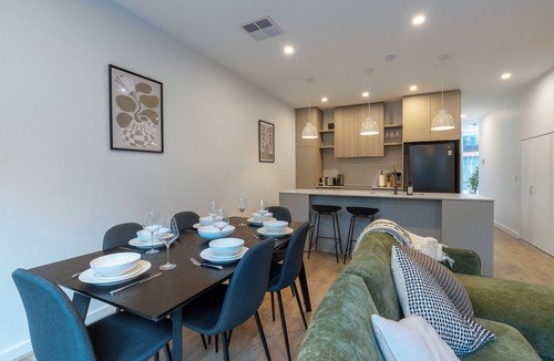 Bowden House | Stylish 3BR Townhouse | Walk to CBD | Free Parking + Fast WiFi