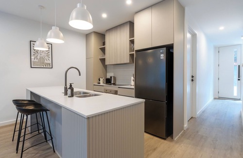 Bowden House | Stylish 3BR Townhouse | Walk to CBD | Free Parking + Fast WiFi