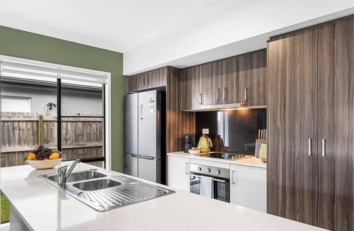 Coomera House | Stylish 4BR Sleeps Up To 8 Near Theme Parks
