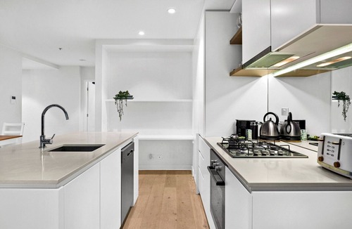 Melbourne Central Business District Apartment | Stylish Apartment in Ikebana Complex