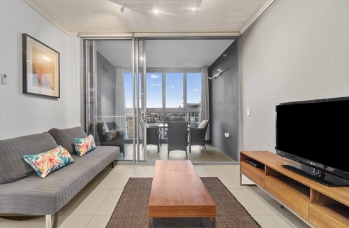Hamilton Apartment | Stylish Apartment with Balcony and Pool