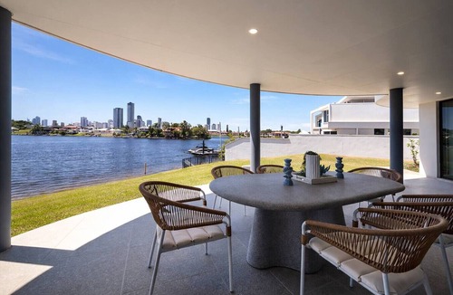 Mermaid Waters House | Stylish Canalfront Paradise w/Designer Interiors