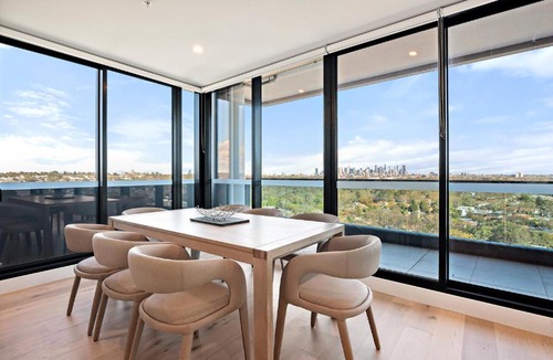 Alphington Apartment | Stylish City-View Apartment with Deluxe Amenities