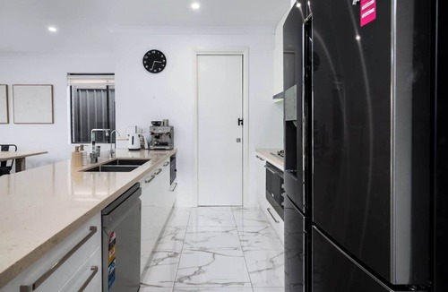 Rostrevor House | Stylish family home 2 story 4B/3B free parking