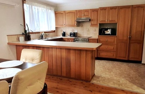 Keiraville House | Stylish House 10min walk to University with Parking