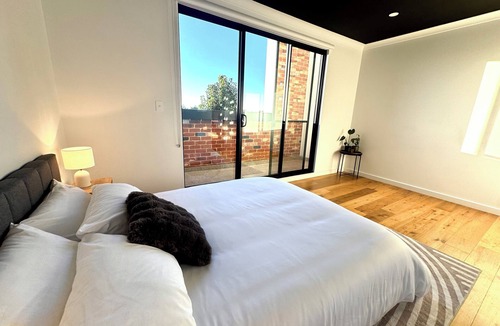 Bowden House | Stylish Industrial 2BR: Free Parking/Near CBD/Tram - Free fast wifi