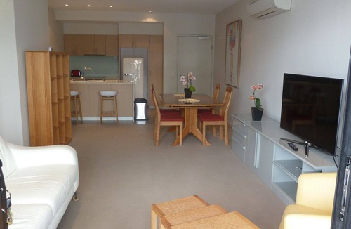 Sullivan's Cove Apartment | Stylish inner city apartment, luxury & convinience