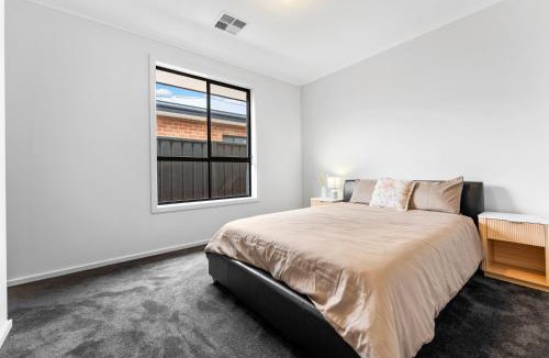 Munno Para Downs House | Stylish Luxury 4BR - Close to Wineries & City