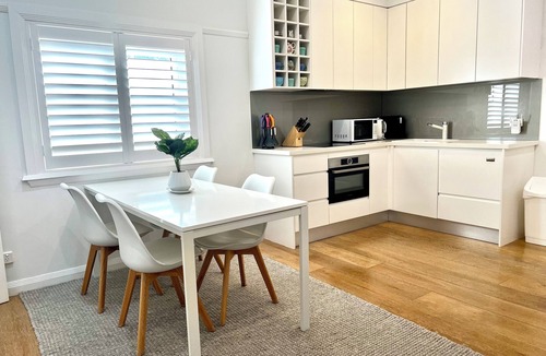 Manly Apartment | Stylish Manly Beach 2BR unit &parking. Flat walk to beach, cafes & ferry to city