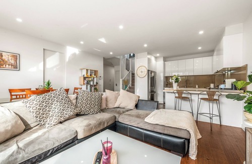 Melbourne House | Stylish Modern 3BR Townhouse in Camberwell near Train,Tram& Shops