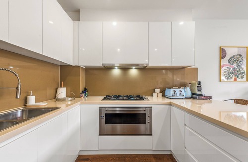 Melbourne House | Stylish Modern 3BR Townhouse in Camberwell near Train,Tram& Shops