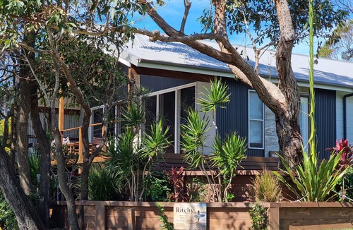Manyana House | Stylish modern open‑plan beach house offering a warm, welcoming, home‑like vibe.