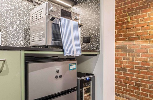 Carlton South Apartment | Stylish studio apartment opposite Carlton Gardens