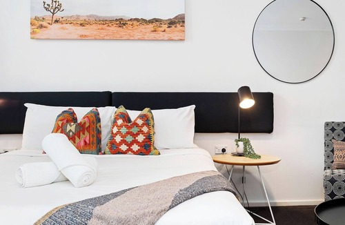 Perth Central Business District Apartment | Stylish Urban Gem: Downtown Perth