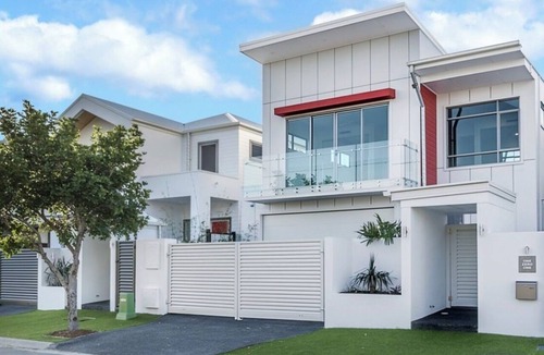 Helensvale House | Stylish waterfront home