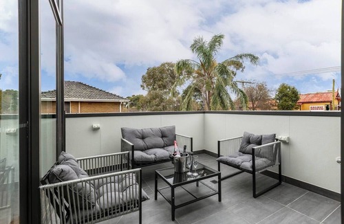 Williamstown House | Stylish Williamstown 3BR | Beach, CBD & Museum