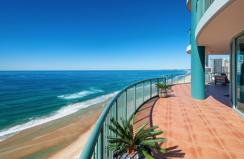 Main Beach Apartment | Sub Penthouse 3 Bedroom Ocean view