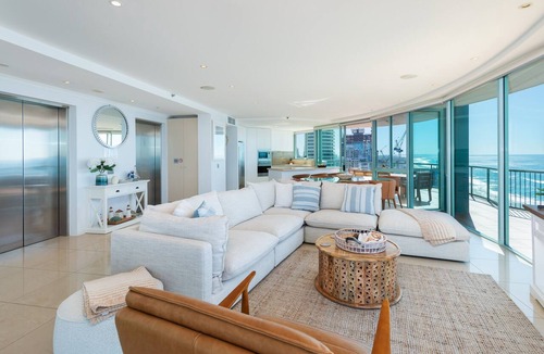 Main Beach Apartment | Sub Penthouse 3 Bedroom Ocean view