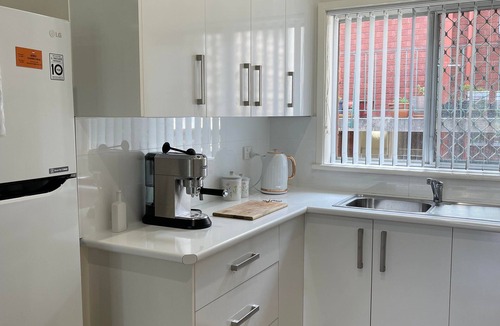 The Junction House | Summer Breeze | 2BR. Parking. Close to CBD + Beach