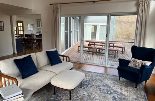 Armidale House | Summit House Armidale - 2 or 4 Bedrooms