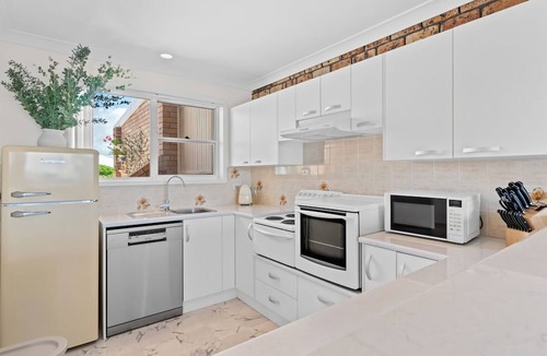 North Creek Apartment | Sun Soaked - Lennox Village Apartment