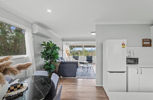 Woodridge House | Sunlit 3BR Upstairs Living at Licola