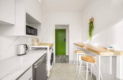 Saint Kilda South Apartment | Sunlit Courtyard 2BR Apartment Heart Of St Kilda