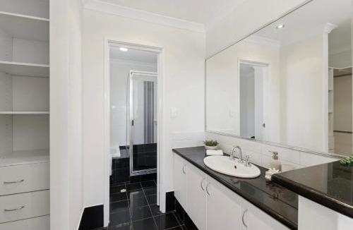 Bayswater House | Sunlit Minimal Master Room With Bathroom Bayswater Central City & Airport SHARED HOUSE