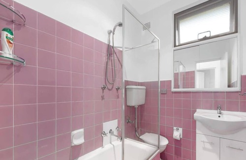 Brighton-le-Sands Apartment | Sunny 2BR Family Unit - Walk to Beach and Shops