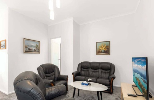 Brighton-le-Sands Apartment | Sunny 2BR Family Unit - Walk to Beach and Shops