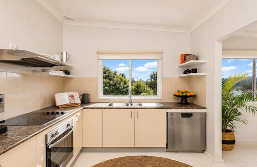 Hardys Bay House | Sunny Bayside Cottage - Walk to bay and village