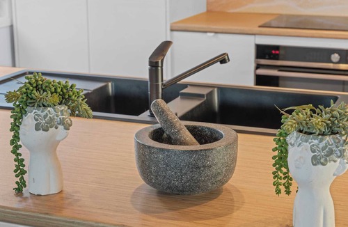 Lota House | Sunny Bayside Escape in Lota