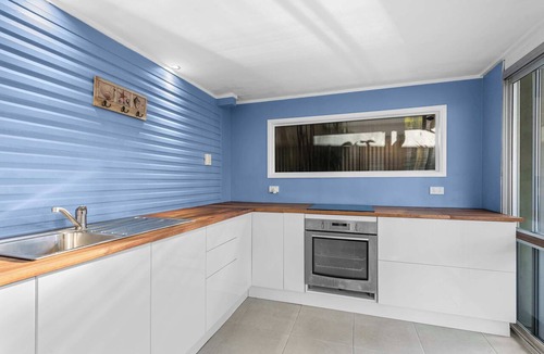 Lota House | Sunny Bayside Escape in Lota