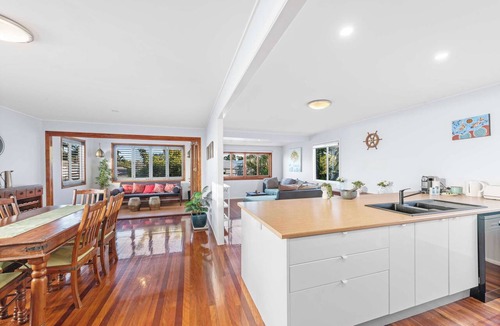 Lota House | Sunny Bayside Escape in Lota