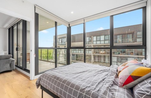 Lyneham Apartment | Sunny & Bright 2BR Retreat with Parking in Lyneham