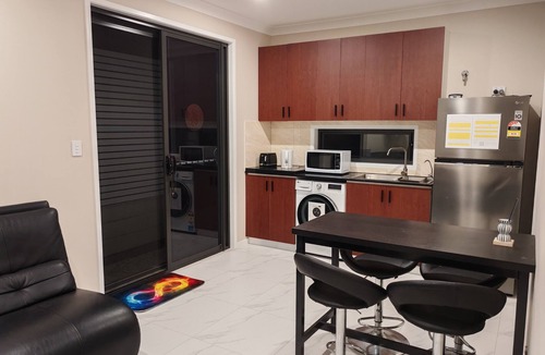 Sunnybank Hills House | Sunnybank Family Suite: 2BR with King Bed, Full Kitchenette & Garden